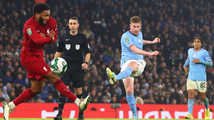 MANCHESTER, ENGLAND - DECEMBER 22:   Kevin de Bruyne of Manchester City in action during the Carabao Cup Fourth Round match between Manchester City and Liverpool at Etihad Stadium on December 22, 2022 in Manchester, England. (Photo by Chris Brunskill/Fantasista/Getty Images)