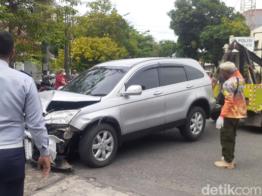 Pemobil Lansia Seruduk 6 Mobil-Motor dan Bengkel di Semarang
