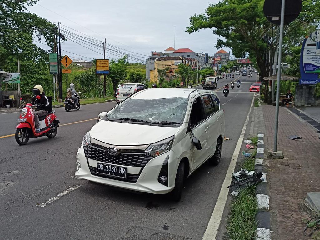 Tabrakan di Bypass Ir Soekarno, Mobil Calya Terguling Usai Seruduk Avanza
