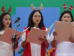 Lirik Lagu Dia Lahir untuk Kami oleh Victor Hutabarat serta Chord Gitarnya