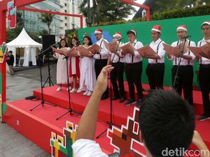 Lagu-lagu Natal Menggema di Bundaran HI Lagu-lagu Natal Menggema di Bundaran HI
