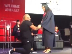 Pria Lamar Pacar di Acara Wisuda Jadi Kontroversi, Kampus Sampai Minta Maaf Pria Lamar Pacar di Acara Wisuda Jadi Kontroversi, Kampus Sampai Minta Maaf