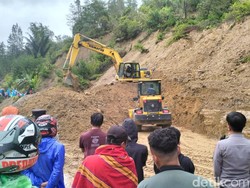 Jalan Poros Mamasa Diterjang Longsor, Lalin Sempat Lumpuh Total
