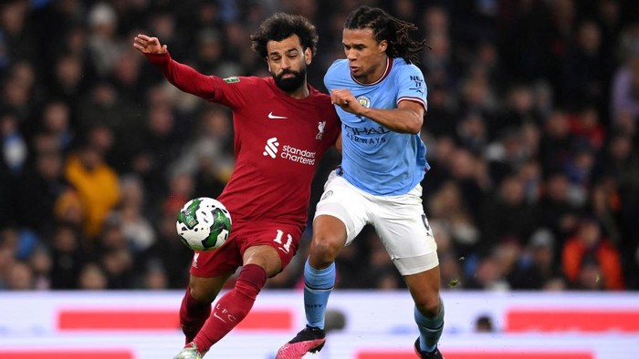 MANCHESTER, ENGLAND - DECEMBER 22: Mohamed Salah of Liverpool holds off pressure from Nathan Ake of Manchester City during the Carabao Cup Fourth Round match between Manchester City and Liverpool at Etihad Stadium on December 22, 2022 in Manchester, England. (Photo by Stu Forster/Getty Images)