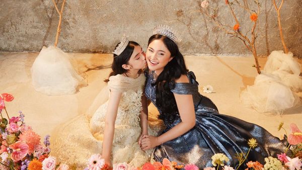 7 Gaya Pemotretan Marshanda Bareng Anak, Tampil Cantik Bergaun Bak Princess