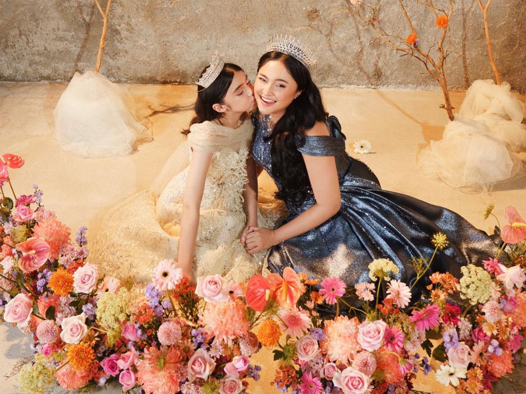 7 Gaya Pemotretan Marshanda Bareng Anak, Tampil Cantik Bergaun Bak Princess 7 Gaya Pemotretan Marshanda Bareng Anak, Tampil Cantik Bergaun Bak Princess