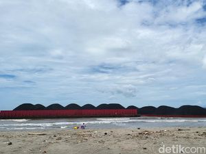 Pandangan Mata: Terseretnya 5 Kapal Tongkang ke Pesisir Palabuhanratu