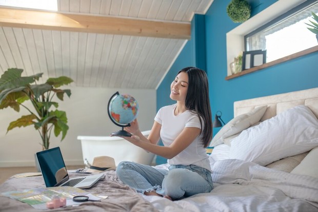 Memilih tempat wisata yang tepat untuk berlibur/Foto:Freepik.com/Zinkevych Hal pertama ialah menentukan destinasi kemana kamu akan berlibur.