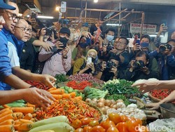 Blusukan ke Pasar, Mendag Traktir (Lagi) Emak-emak Beras dan Daging