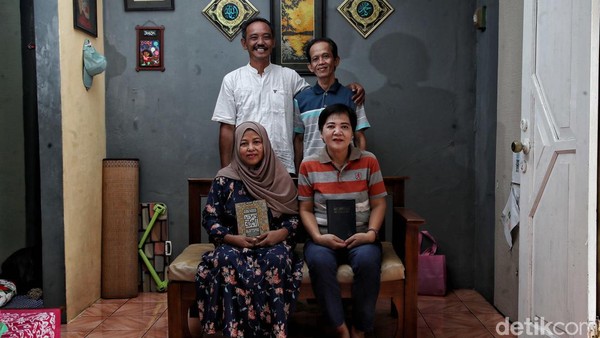 Mewarisi Indahnya Toleransi di Kampung Sawah Bekasi, Satu Keluarga Beda Agama Menjaga harmoni kerukunan antar umat beragama sejatinya tergambar jelas di Kampung Sawah, Kota Bekasi, Jawa Barat. Toleransi yang jadi tiang pondasi sudah lama berdiri yang ditanamkan sejak dini.