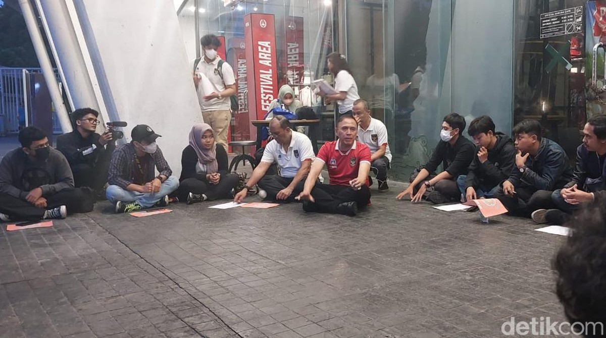 Ketua Umum PSSI, Mochamad Iriawan, saat memberikan arahan kepada perwakilan suporter. (Foto: Randy Prasatya/detikSport)