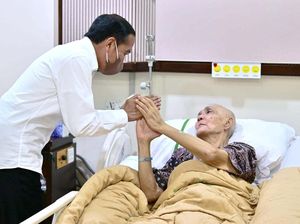 Jokowi Jenguk Try Sutrisno di RSPAD, Doakan Segera Sembuh-Pulang ke Rumah