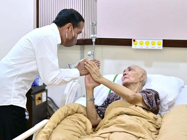 Momen Jokowi Jenguk Try Sutrisno yang Dirawat di RSPAD