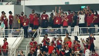 Berbeda dari biasanya Presiden Jokowi memilih tempat nonton bola di tribun suporter.