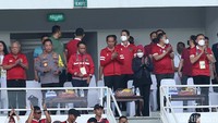Diketahui Stadion GBK memiliki tempat khusus VVIP, namun Presiden Jokowi lebih memilih untuk satu tribun dengan penonton.