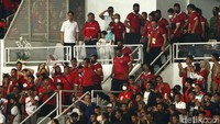 Usai laga Presiden juga turun menghampiri para pemain Timnas.