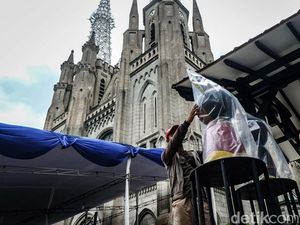 Katedral Jakarta Gelar 3 Kali Misa Natal, Maksimal 2.500 Jemaat Per Sesi Katedral Jakarta Gelar 3 Kali Misa Natal, Maksimal 2.500 Jemaat Per Sesi