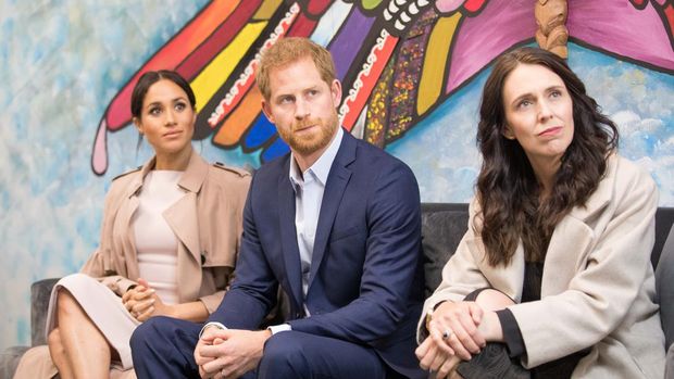 AUCKLAND, NEW ZEALAND - OCTOBER 30:  Prince Harry, Duke of Sussex, Meghan, Duchess of Sussex and New Zealand Prime Minister Jacinda Ardern attend Pillars, a charity operating across New Zealand that supports children who have a parent in prison by providing special mentoring schemes in Auckland on October 30, 2018 in Auckland, New Zealand. The Duke and Duchess of Sussex are on their official 16-day Autumn tour visiting cities in Australia, Fiji, Tonga and New Zealand.  (Photo by Jason Dorday - Pool/Getty Images)