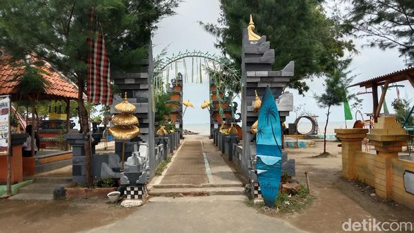Nuansa Bali di Pantai Tirta Ayu Indramayu