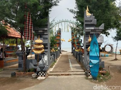 Nuansa Bali di Pantai Tirta Ayu Indramayu