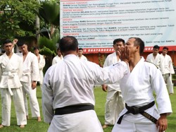 Personel Polresta Denpasar Latihan Menembak-Bela Diri Jelang Nataru