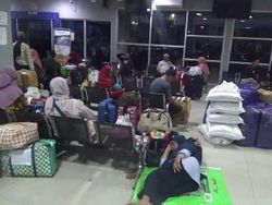 Cuaca Buruk Bikin Pemudik Kapal Terlantar di Pelabuhan Parepare