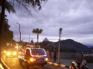 Kemeriahan Pawai Pohon Natal Keliling Kota Labuan Bajo