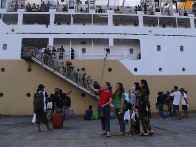 Suasana Pelabuhan Ahmad Yani Ternate, Ramai Pemudik Jelang Nataru
