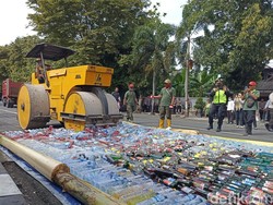 2.1615 Botol Miras Hasil Operasi di Kota Blitar 2 Bulan Dimusnahkan