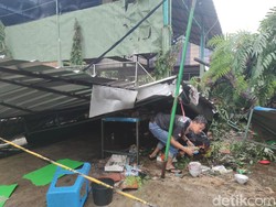 Pohon Tumbang Jl Sungai Lariang Makassar Timpa Pengunjung Warung Bakso-Kantin
