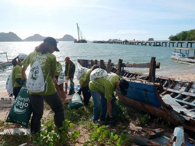 Potret Nyata Aksi Peduli Bersih-bersih Pantai Labuan Bajo