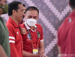 Kemesraan Iwan Bule dan Jokowi di Laga Indonesia vs Kamboja