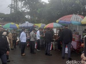 Ditemani RK, Jokowi Bagikan Bantuan di Pasar Cigombong Bogor