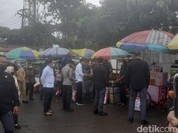 Ditemani RK, Jokowi Bagikan Bantuan di Pasar Cigombong Bogor
