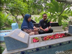 Tetesan Air Mata Pria Gresik Hidup Lagi saat Nyekar ke Makam Kedua Ortu