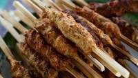 Liburan ke Bali Wajib Makan Sate Lilit Legendaris di 5 Tempat Ini