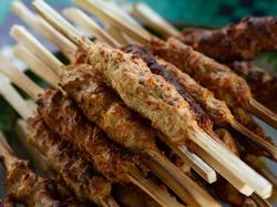 Liburan ke Bali Wajib Makan Sate Lilit Legendaris di 5 Tempat Ini