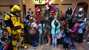 Relawan Berkostum Star Wars Bagi-bagi Hadiah ke Anak Kecil di Kolombia
