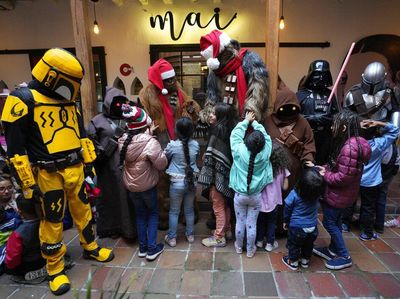 Relawan Berkostum Star Wars Bagi-bagi Hadiah ke Anak Kecil di Kolombia