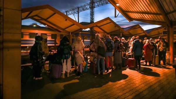 Ribuan Warga Ukraina Kabur ke Polandia untuk Rayakan Natal
