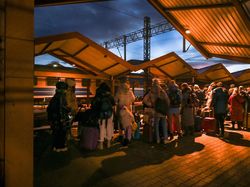 Ribuan Warga Ukraina Kabur ke Polandia untuk Rayakan Natal