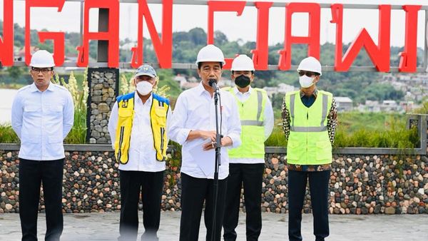 Gaya Jokowi Saat Resmikan 2 Bendungan Penangkal Banjir Jakarta