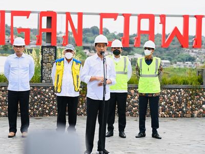 Gaya Jokowi Saat Resmikan 2 Bendungan Penangkal Banjir Jakarta