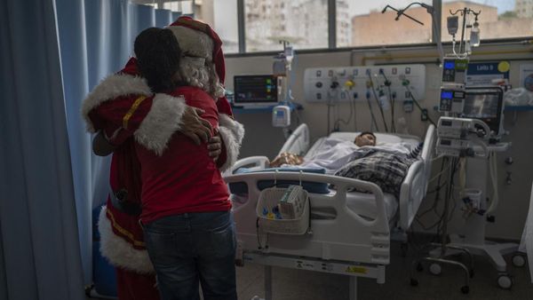 Saat Sinterklas Bawa Harapan di Rumah Sakit Brasil