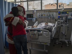 Saat Sinterklas Bawa Harapan di Rumah Sakit Brasil