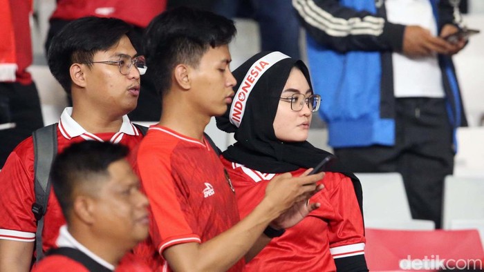 Saat Suporter Kembali ke Tribun Suporter Indonesia kembali ke tribun penonton menyaksikan laga Timnas Indonesia. Usai tragedi Kanjuruhan, sepakbola Indonesia digelar tanpa penonton.