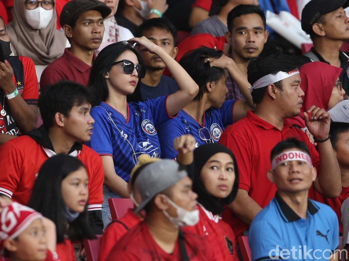Suporter Indonesia kembali ke tribun penonton menyaksikan laga Timnas Indonesia. Usai tragedi Kanjuruhan, sepakbola Indonesia digelar tanpa penonton.