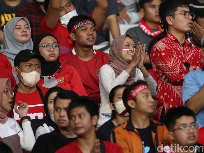Suporter Indonesia kembali ke tribun penonton menyaksikan laga Timnas Indonesia. Usai tragedi Kanjuruhan, sepakbola Indonesia digelar tanpa penonton.