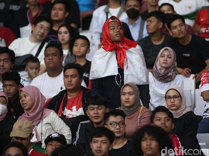 Suporter Indonesia kembali ke tribun penonton menyaksikan laga Timnas Indonesia. Usai tragedi Kanjuruhan, sepakbola Indonesia digelar tanpa penonton.