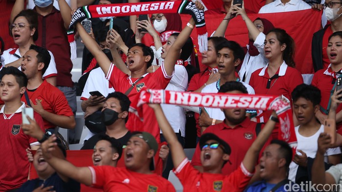 Suporter Indonesia kembali ke tribun penonton menyaksikan laga Timnas Indonesia. Usai tragedi Kanjuruhan, sepakbola Indonesia digelar tanpa penonton.